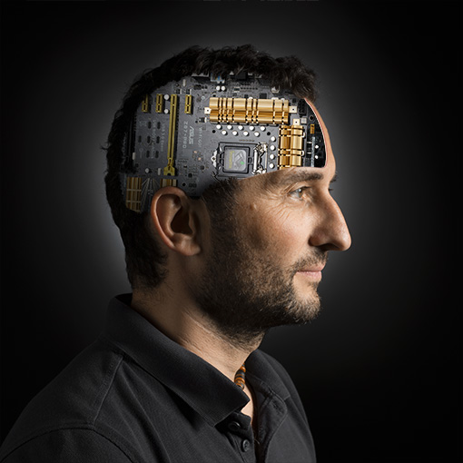 Bildbearbeitung: Seitenprofil eines Mannes mit Blick auf eine Platine, welche einen smarten Kopf visualisiert