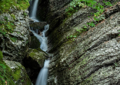 Foto: Langzeitaufnahme eines Wasserfalls