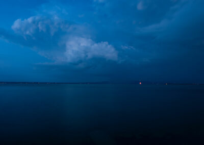 Foto: «Blaue Stunde» mit Gewitterwolken am Bodensee