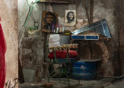 Foto: einfacher Friseursalon mit Friseurstuhl und Porträts von Che Guevara