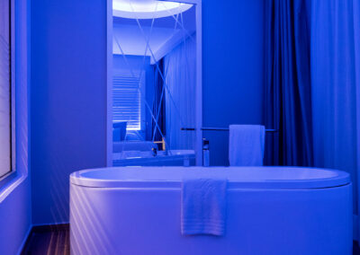 Foto: Hotelzimmer mit freistehender Badewanne