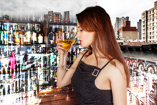 Seitenansicht einer Frau an einem Tresen mit zahlreichen Flaschen im Hintergrund und Überblendung einer Skyline