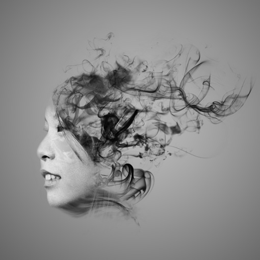 Frau mit zerzausenden Haaren in Form von Rauch